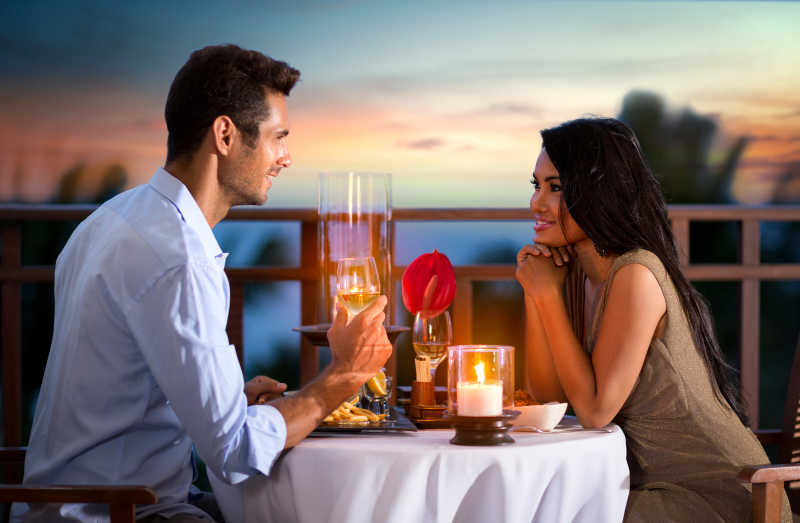 浪漫情侣在夕阳下享受晚餐