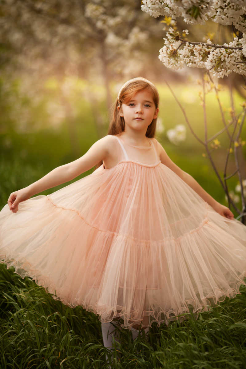 春天花园里可爱的小女孩裙子