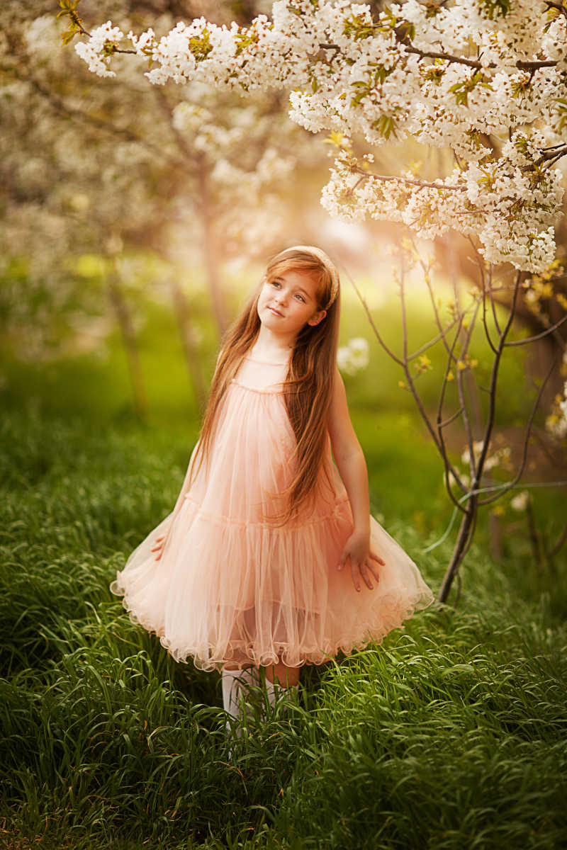 春天花园里可爱的小女孩微笑