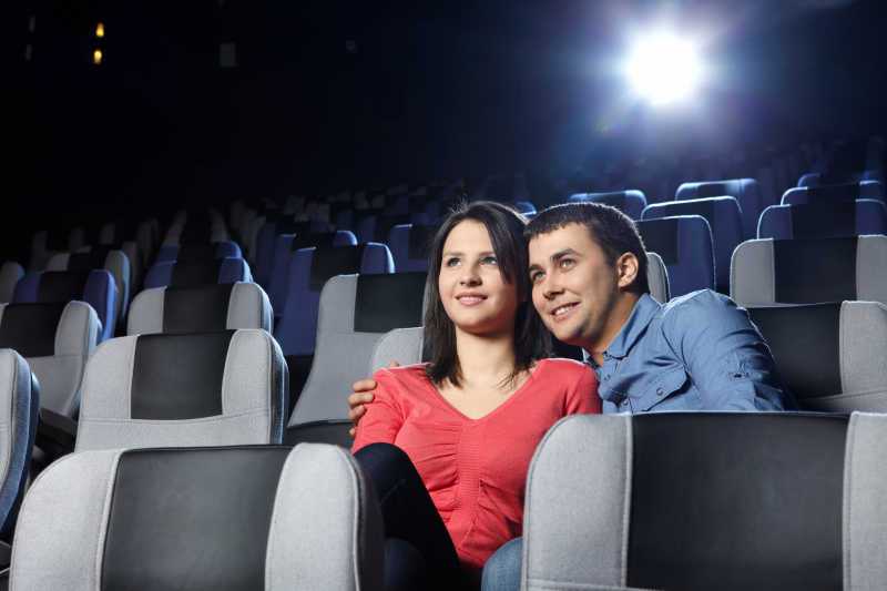 在电影院看电影的情侣