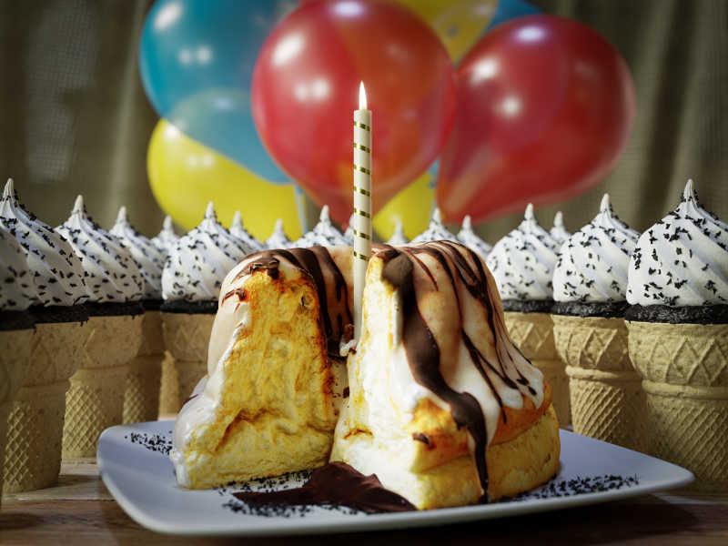 桌子上的冰淇淋蛋糕和彩色的气球