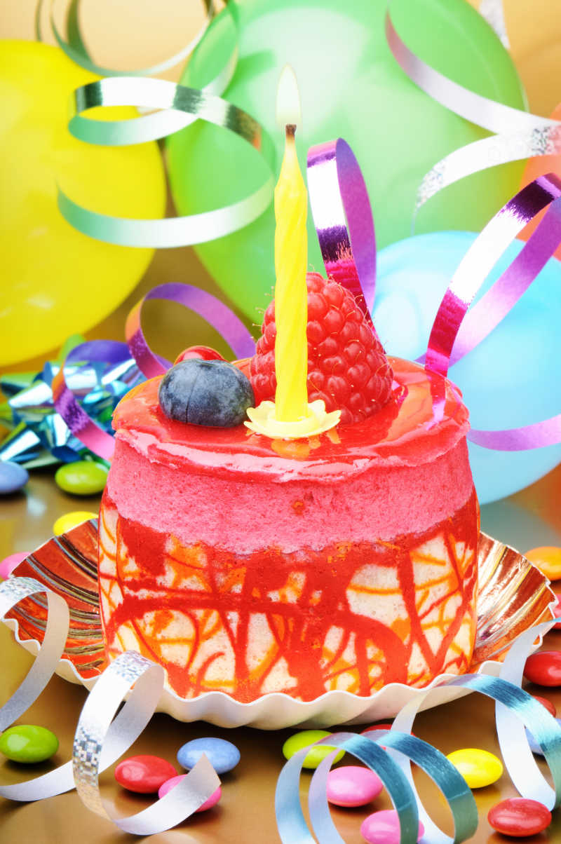 色彩丰富的生日蛋糕