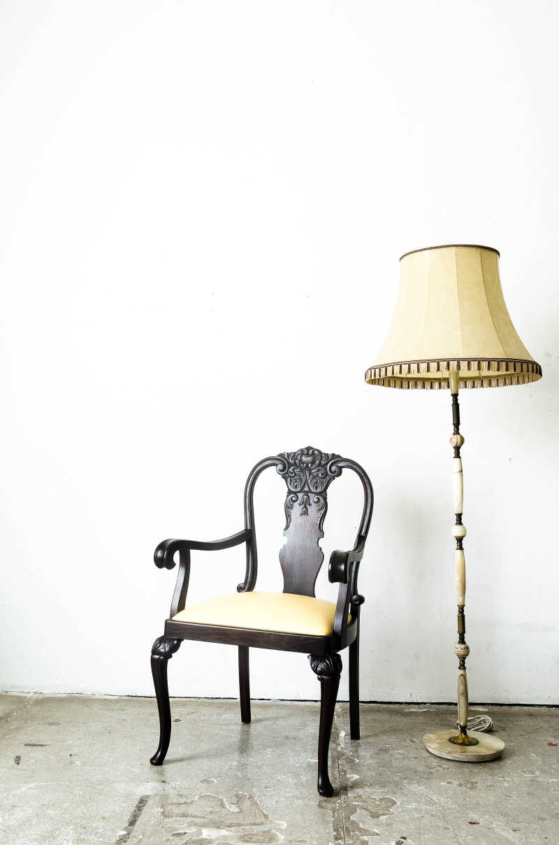 古典的椅子与台灯