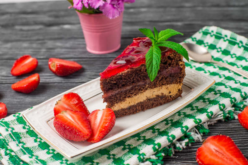 美味的巧克力蛋糕和切开的草莓