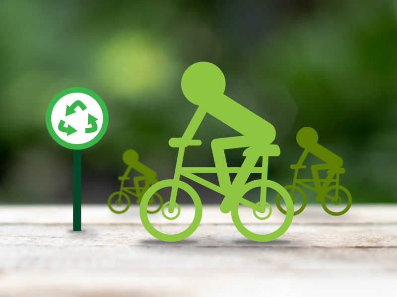 绿色环保概念的人骑自行车插画