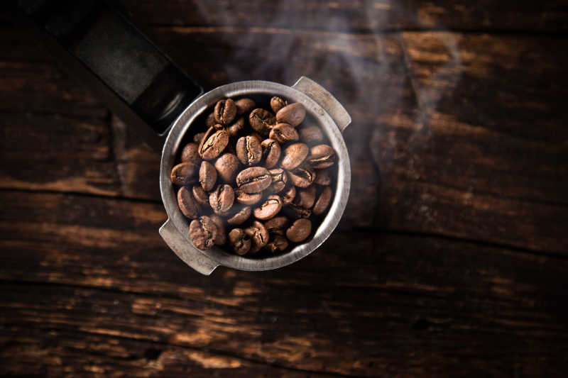 俯拍木桌上的新鲜咖啡豆