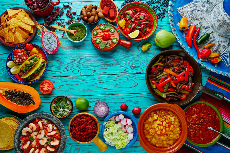 蓝色桌子上的各种墨西哥美食