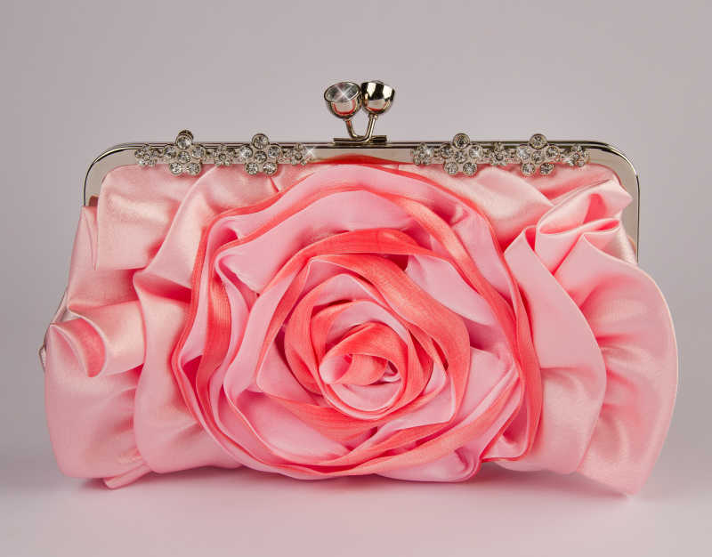 精致实现的粉色玫瑰花形的手抓包