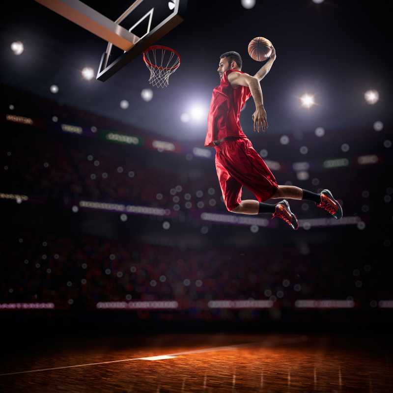 篮球运动员飞身单手灌篮特写