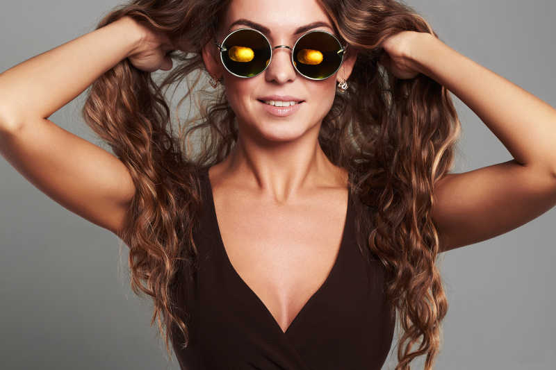 带着太阳眼镜的性感美女撩起自己的头发