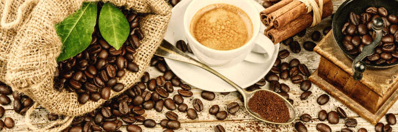 咖啡豆和一杯热咖啡特写