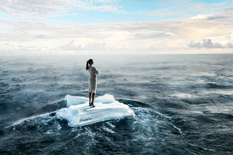 站在大海浮冰上的女人