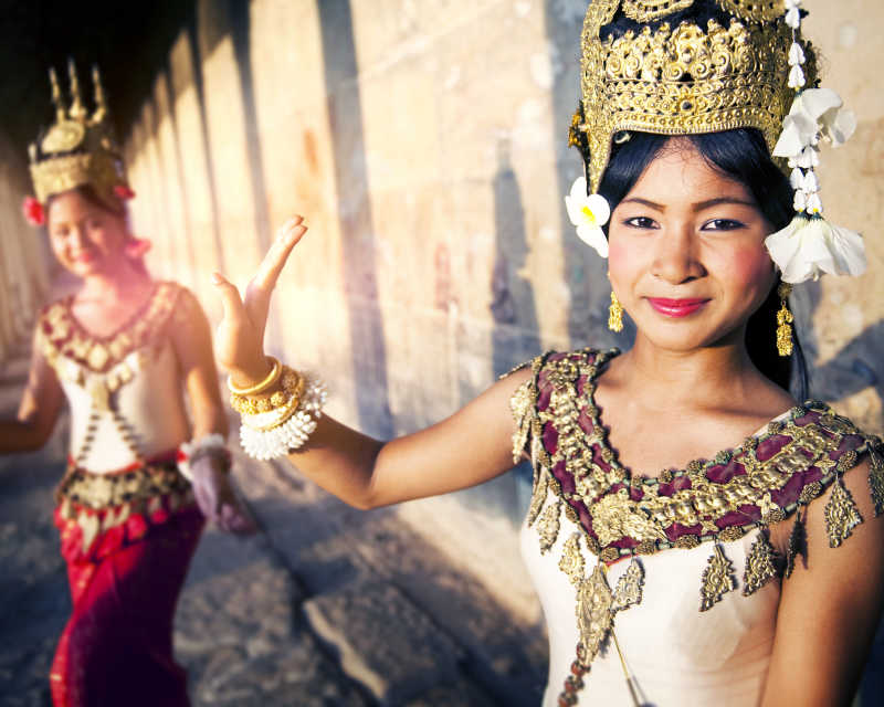 微笑着的柬埔寨传统舞蹈演员