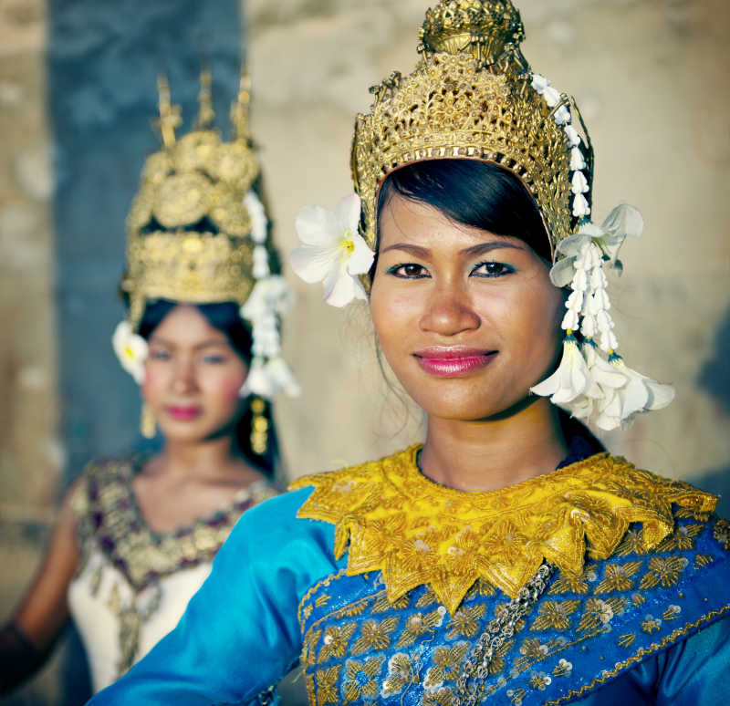 穿着柬埔寨传统舞蹈服饰的年轻舞者