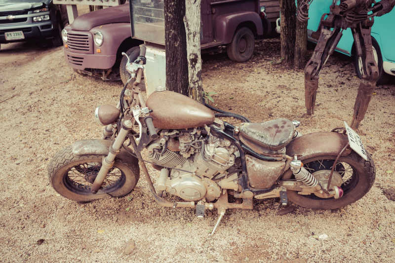 破旧的摩托车