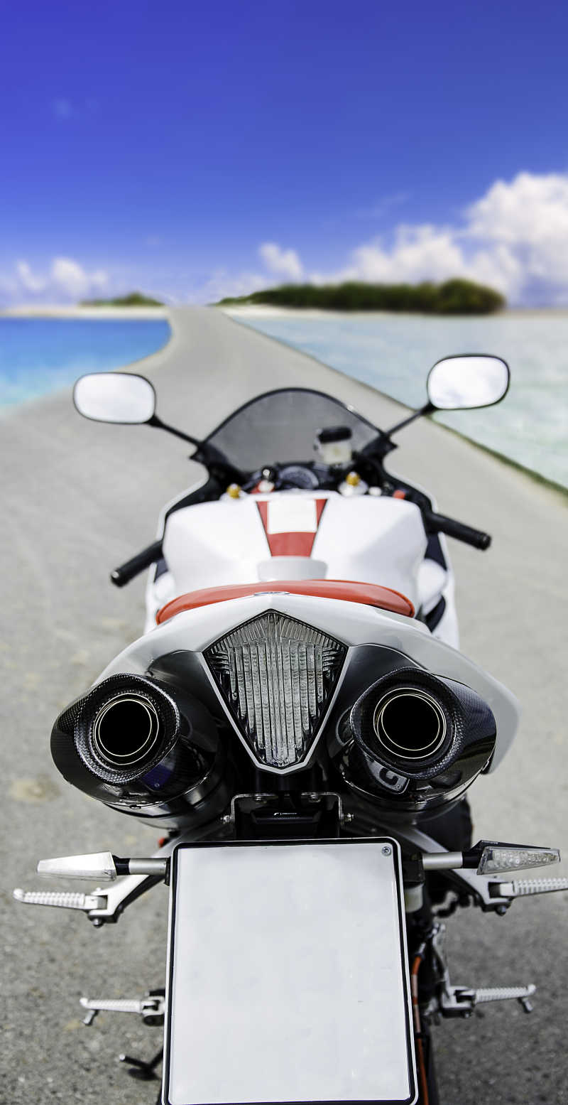 沿海道路上的白色摩托车