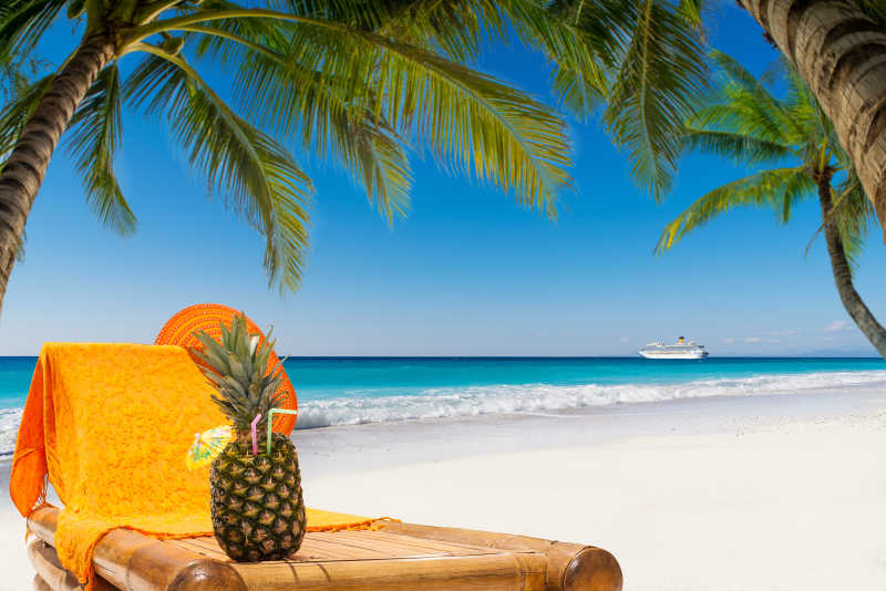 热带海边的太阳床和菠萝汁饮料