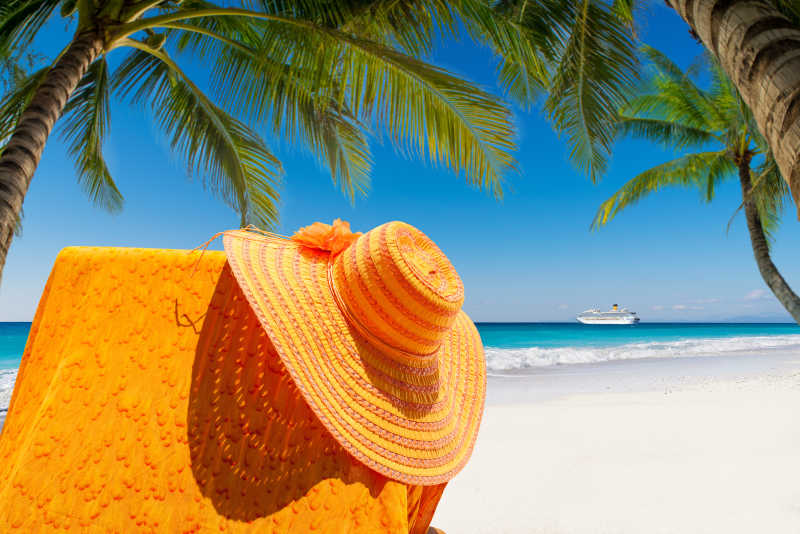 热带海滩沙滩椅太阳帽