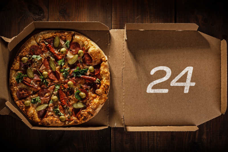 24字样包装盒里的披萨