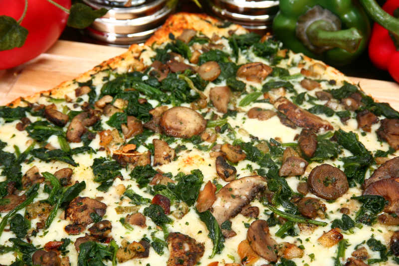 美味的菠菜蘑菇比萨