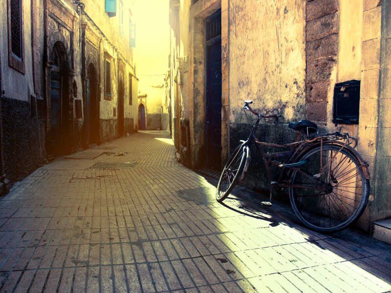 古老的街道和旧自行车特写