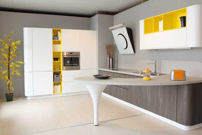 现代厨房的白色和黄色的宽视觉