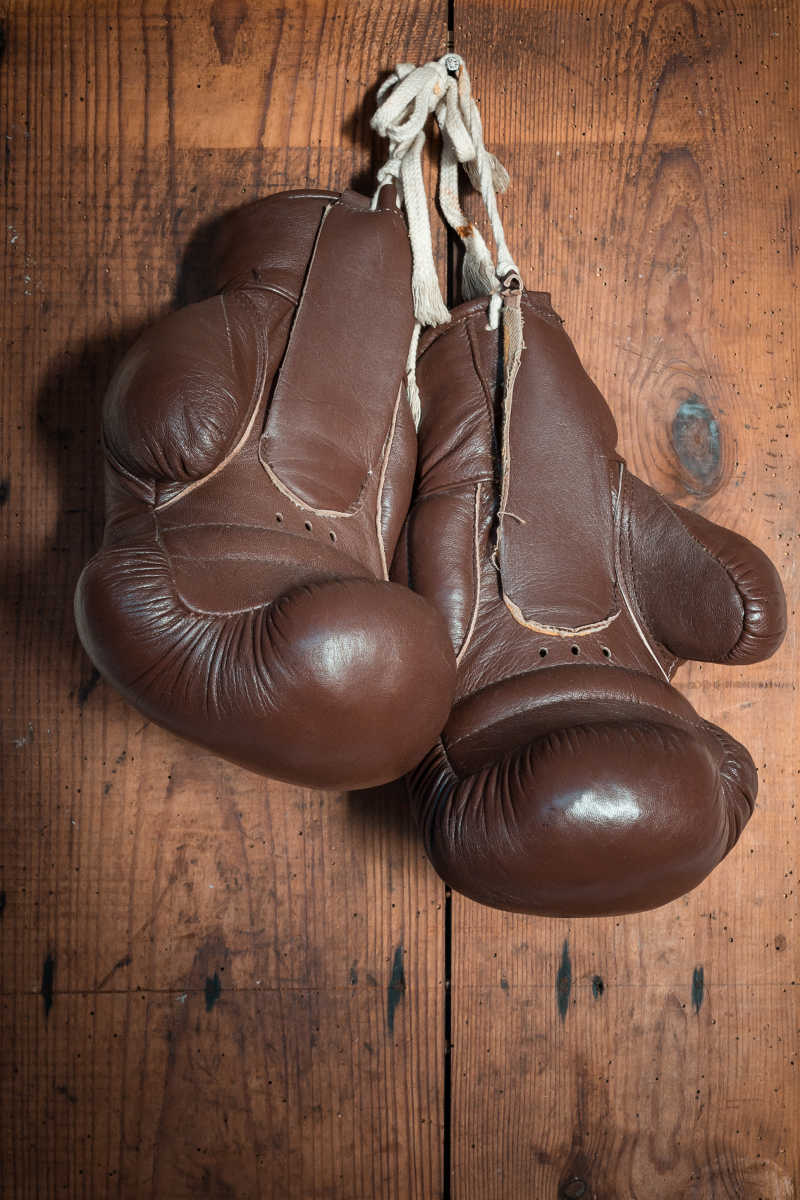 棕色旧拳击手套