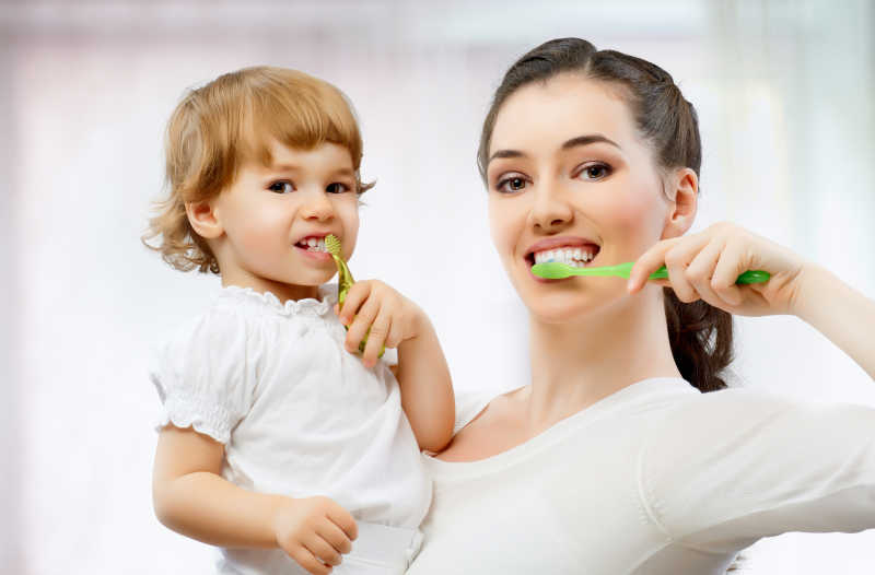 母亲和女儿一起刷牙