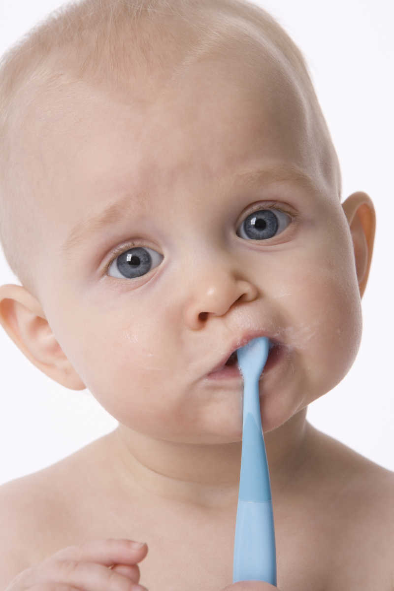 假装刷牙的男婴