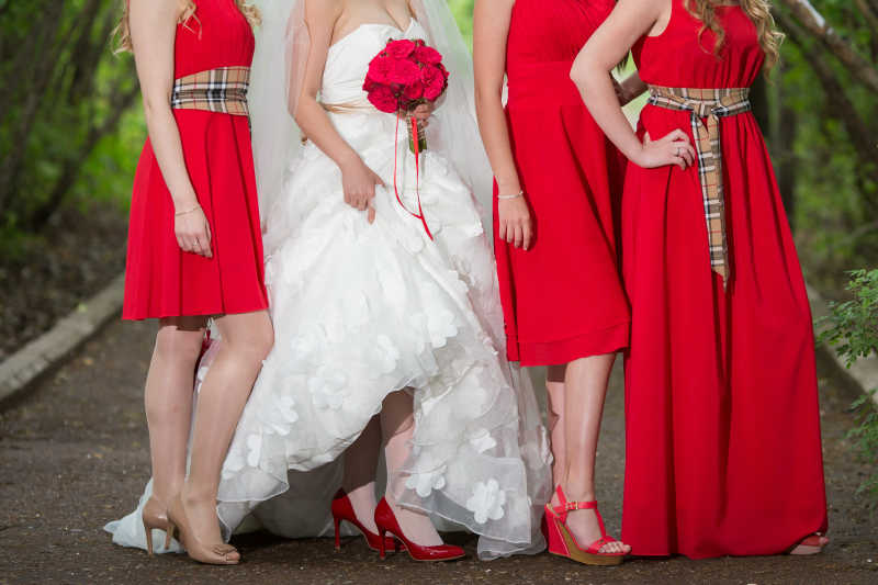 白婚纱新娘和红衣伴娘团