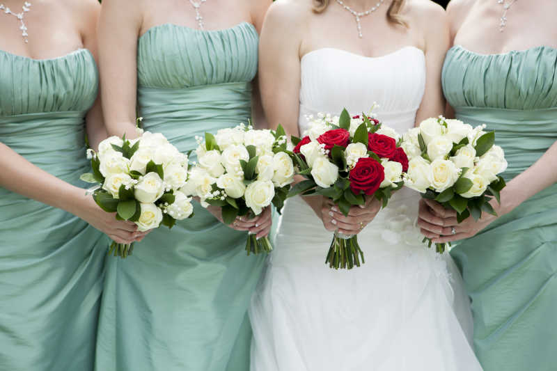 新娘和伴娘手中的鲜花