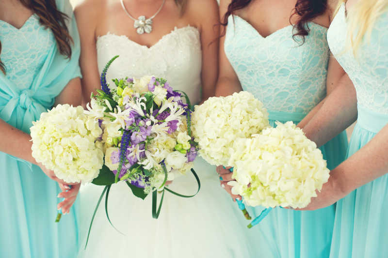 新娘和伴娘们拿着鲜花