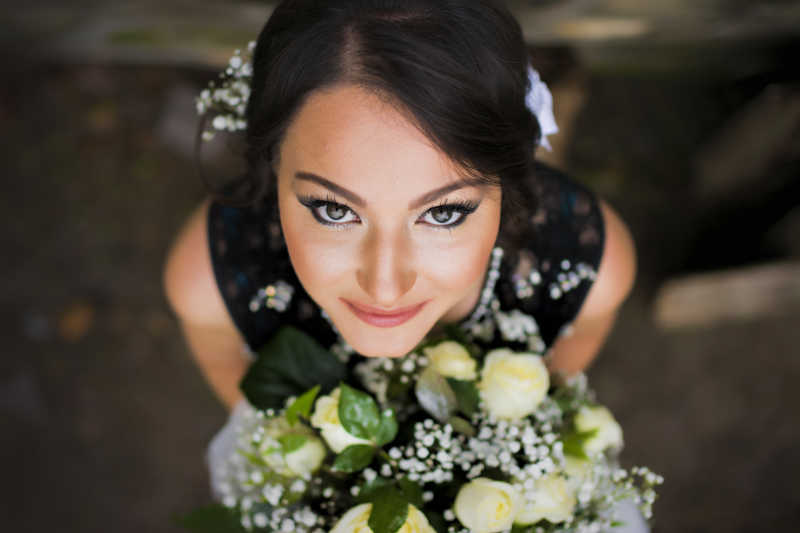 黑衣新娘和鲜花