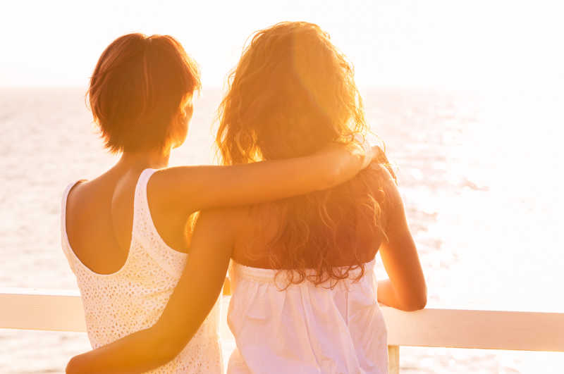 两位年轻女子在森塞特旅游看海