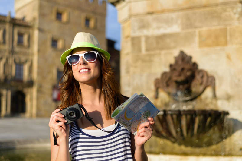 在暑假旅游参观奥维耶多典型的西班牙标志性的时髦的女游客