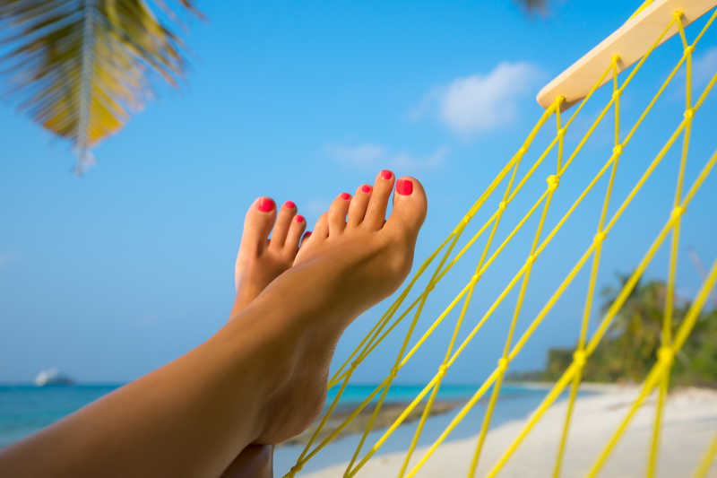 沙滩上吊床上的女人脚