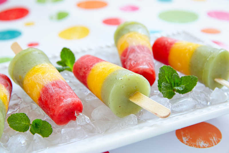 色彩鲜艳的水果冰棍