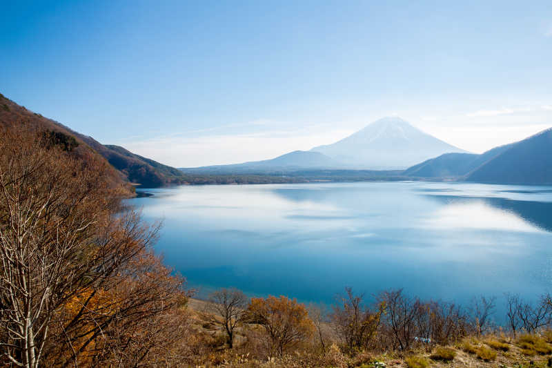 富士山在日本山梨县富士山与本巢湖