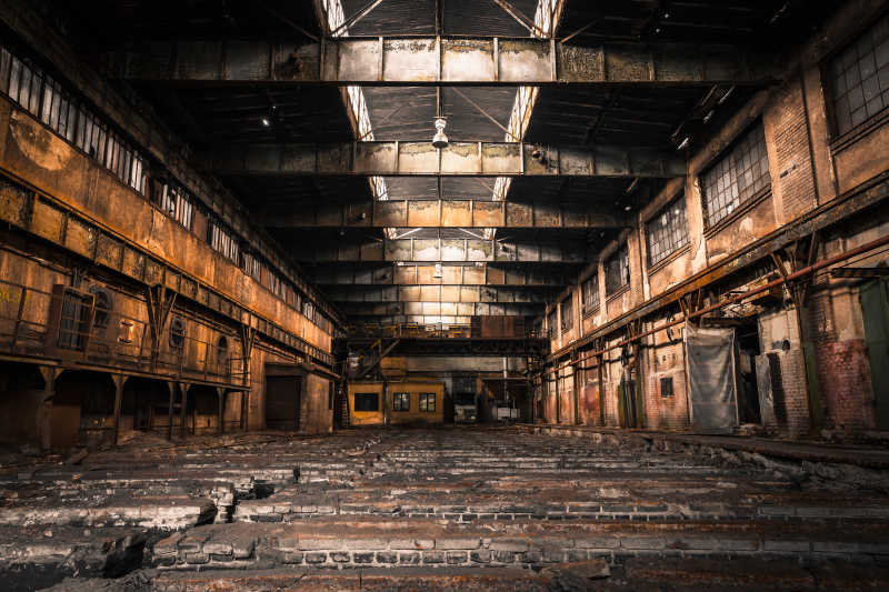 旧废弃工业用明亮的室内