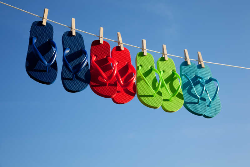 彩色的拖鞋挂在衣服线上