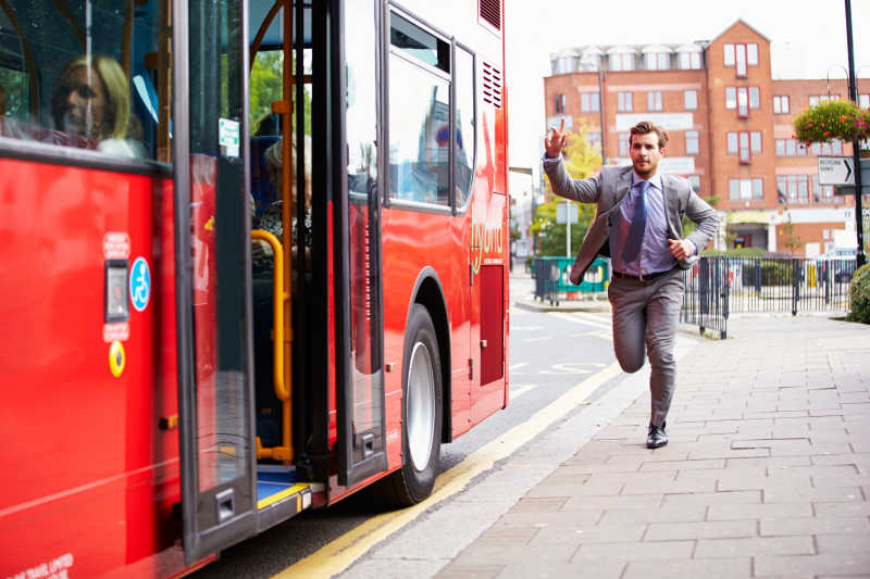 一个男人跑向公共汽车