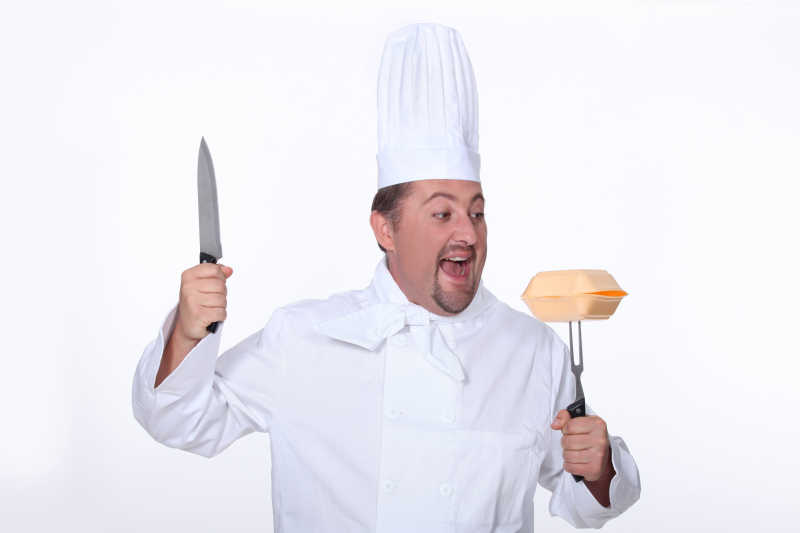 厨师拿着刀看着快餐包装