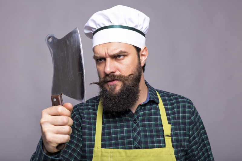 愤怒的厨师拿着一把菜刀