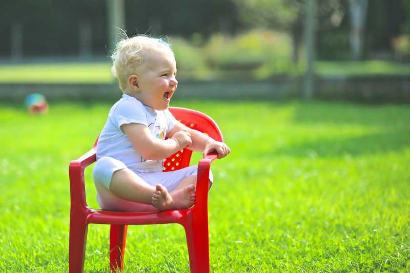 坐在椅子上微笑的小女孩