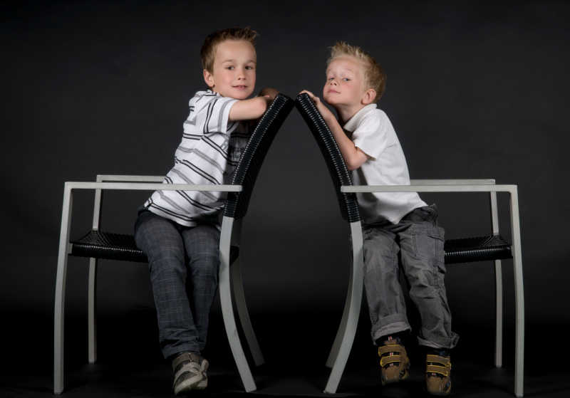 坐在椅子上的快乐的两兄弟
