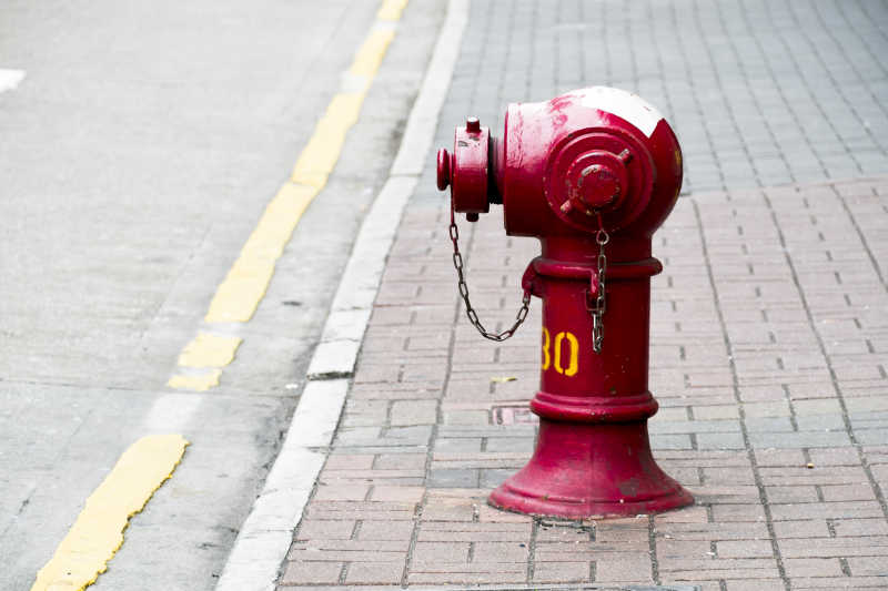 街上的红色消防栓