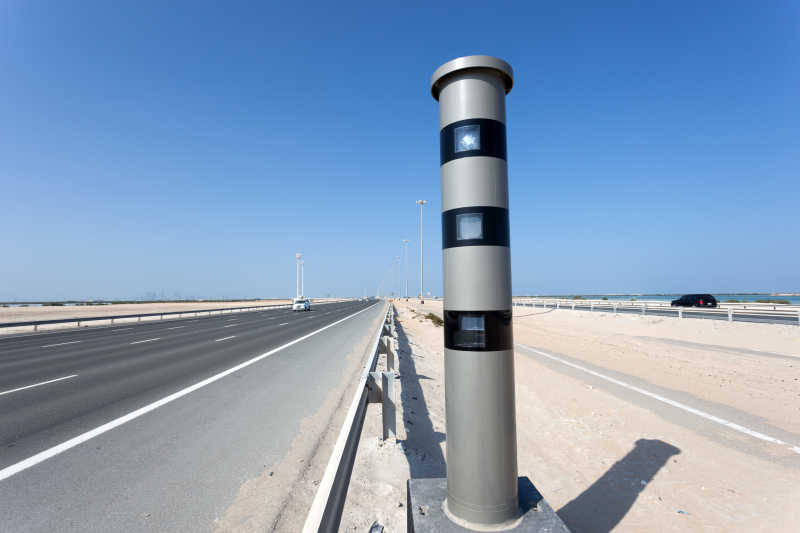 在扎比的高速公路上的雷达测速摄像头