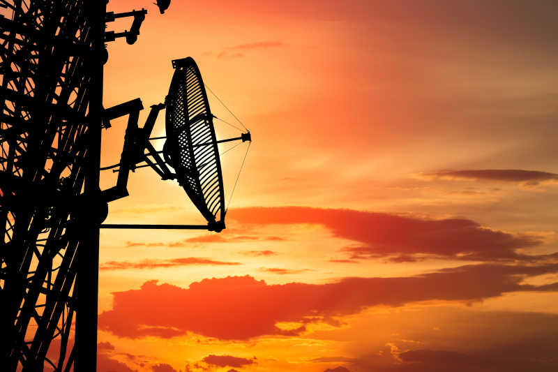 夕阳下的卫星通信塔杆