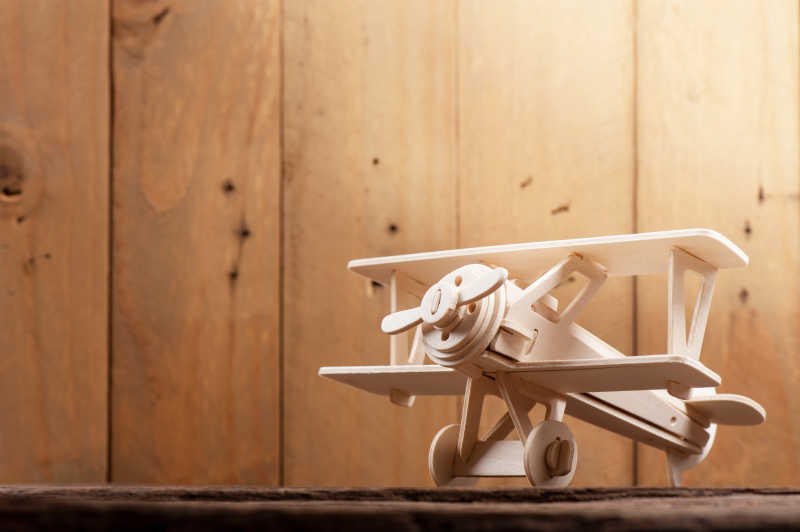 木制背景下概念飞行的轻木模型