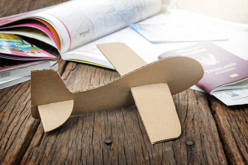世界旅行的概念纸飞机